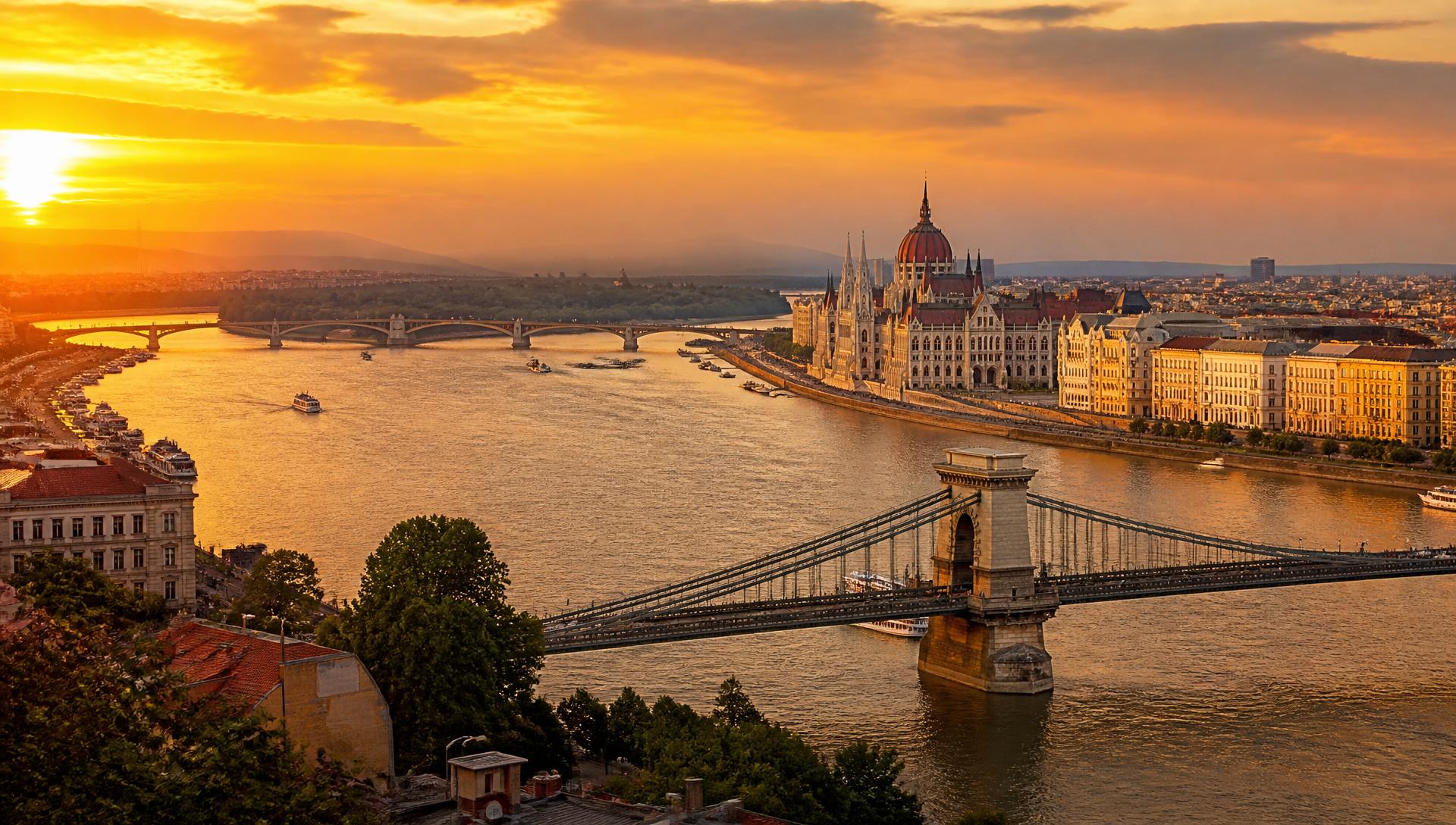 Budapesti panoráma naplementében a Parlamenttel és a Lánchíddal